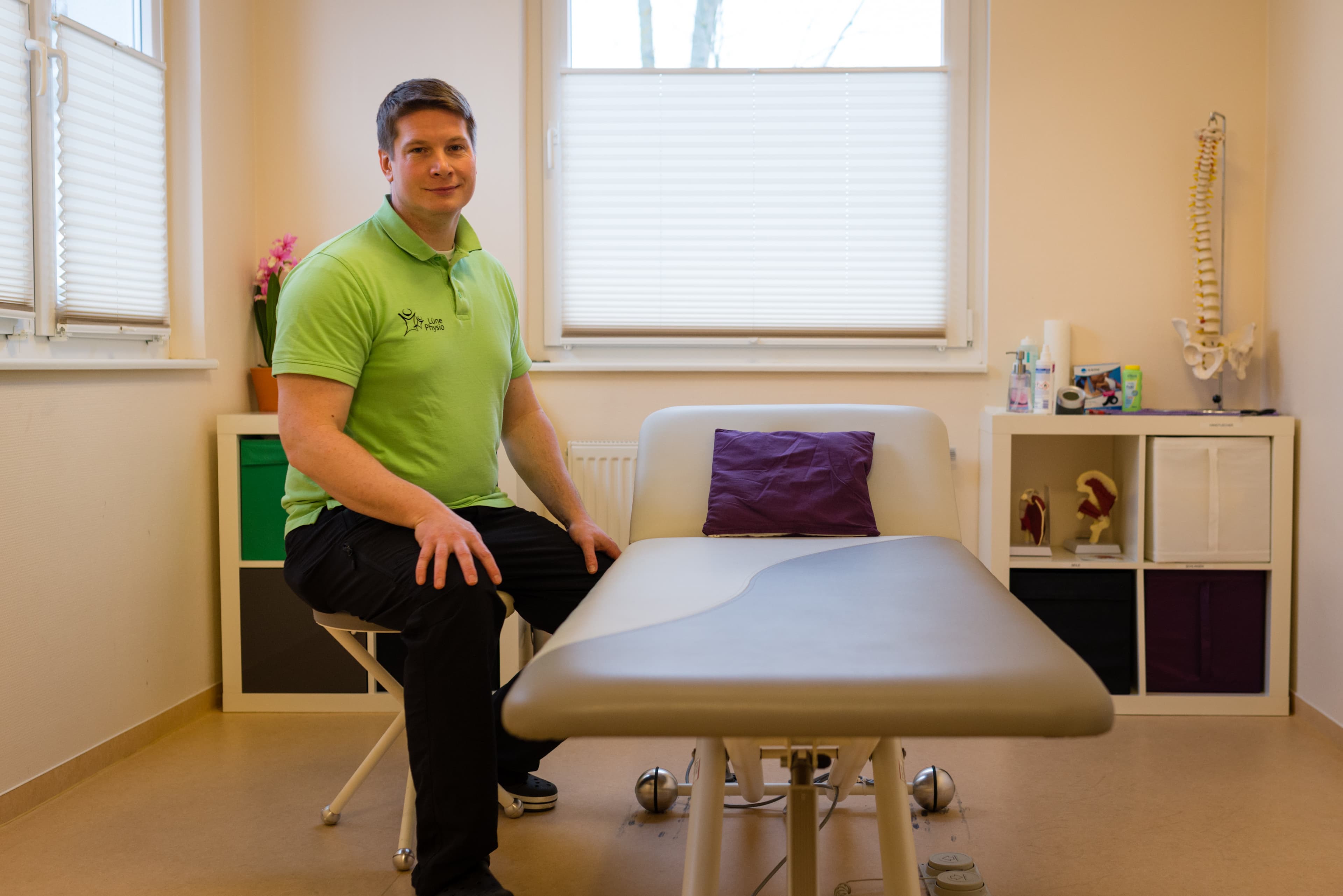 Therapeutische Hände und Wirbelsäule